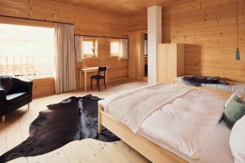 1 queen bed, 1 futon bed