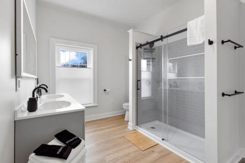 Private Suite at the Cayuga Shoreline - image 3