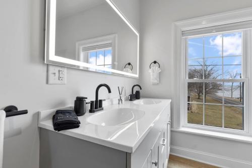 Private Suite at the Cayuga Shoreline - image 8