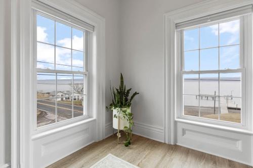 Private Suite at the Cayuga Shoreline - image 11