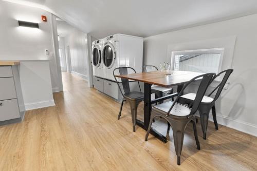 Private Suite at the Cayuga Shoreline - image 12