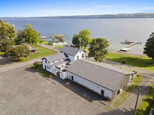 Private Suite at the Cayuga Shoreline - image 4