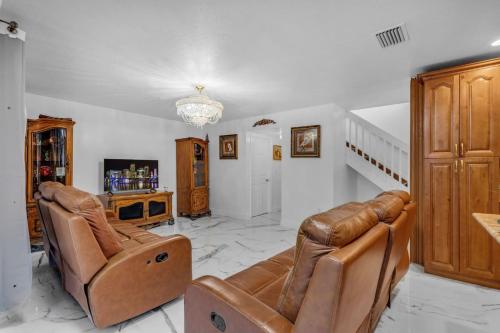 Tropical Escape w Pool and Jacuzzi Prime Location