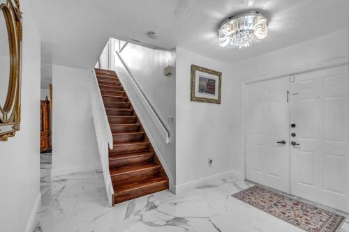 Tropical Escape w Pool and Jacuzzi Prime Location