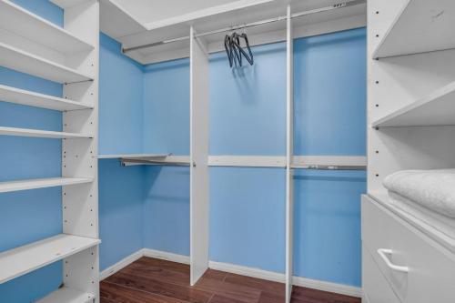 Tropical Escape w Pool and Jacuzzi Prime Location