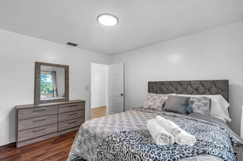 Tropical Escape w Pool and Jacuzzi Prime Location