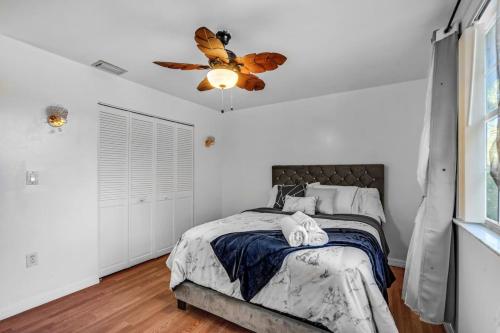 Tropical Escape w Pool and Jacuzzi Prime Location