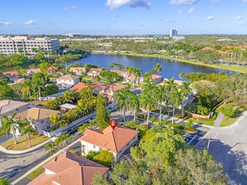 Tropical Escape w Pool and Jacuzzi Prime Location