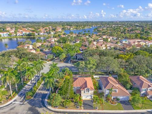 Tropical Escape w Pool and Jacuzzi Prime Location