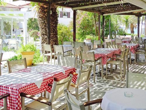 Apartment in Foura with a balcony or terrace, Fourka (foto 6)