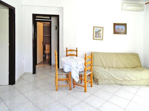 Apartment in Foura with a balcony or terrace, Fourka (foto 2)