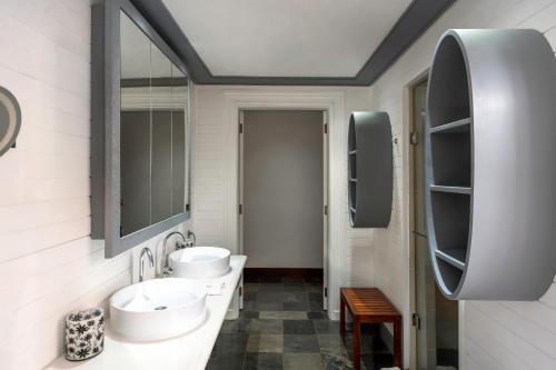 Villa Ebony -Tropical Design with Ocean Views, West Coast Villa Ebony -Tropical Design with Ocean Views, West Coast