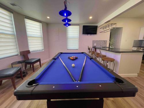 Cadillac Blue House - Luxury w/Pool Table!