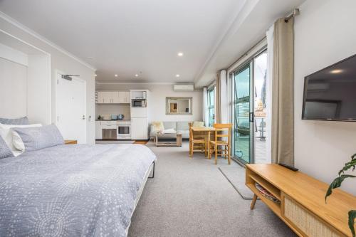 Princes Wharf with HUGE deck!!, Окленд (фото 5)