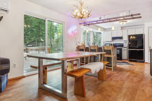 PackShack - Cozy Ski Cabin Mins from White Pass home