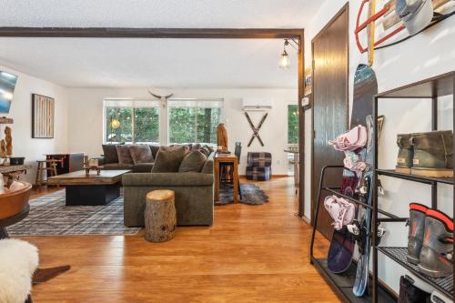 PackShack - Cozy Ski Cabin Mins from White Pass home