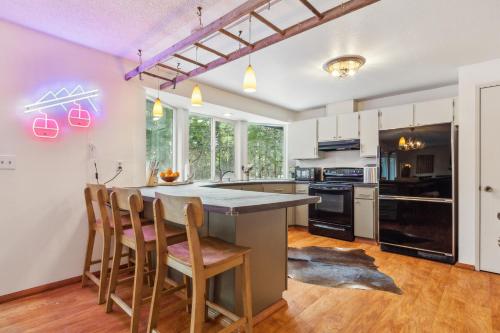 PackShack - Cozy Ski Cabin Mins from White Pass home