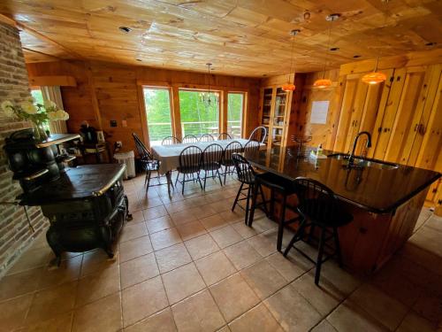 Amazing lakefront home in the White Mountains with game room theater 51PR in ไวท์ฟิลด์ (NH)
