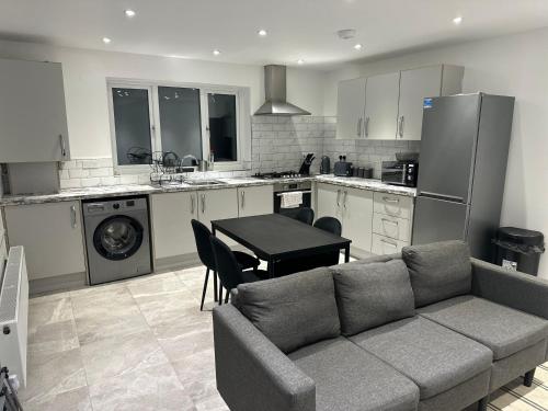 Shared lounge/TV area, The Little Oaks House in Handsworth Wood