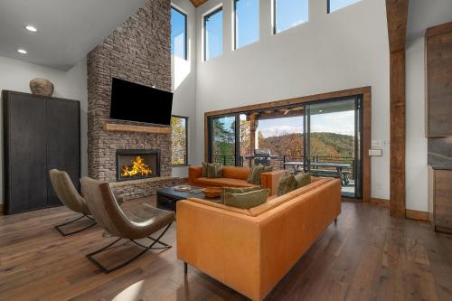 The Seven Hills - Upscale Georgia Mountain Cabin - Indulge in breathtaking views, a covered hot tub, game room, firepit, and ele