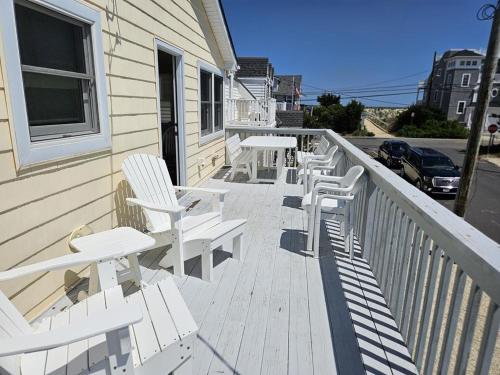 Brant Beach - Lovely, 2Nd Floor Duplex, Only 3 Houses From The Beach With Great Oceanviews From Both The Liv-Din Area And The Deck, No Smoking, And,