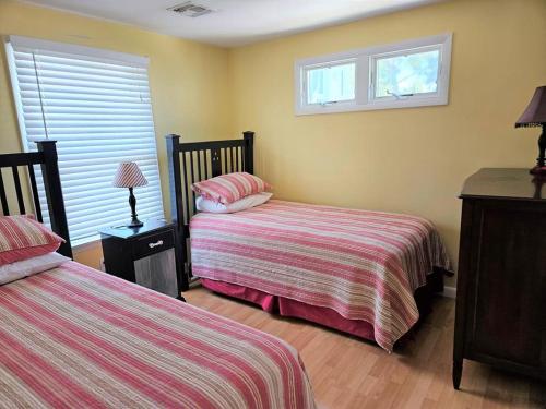 Brant Beach - Lovely, 2Nd Floor Duplex, Only 3 Houses From The Beach With Great Oceanviews From Both The Liv-Din Area And The Deck, No Smoking, And,