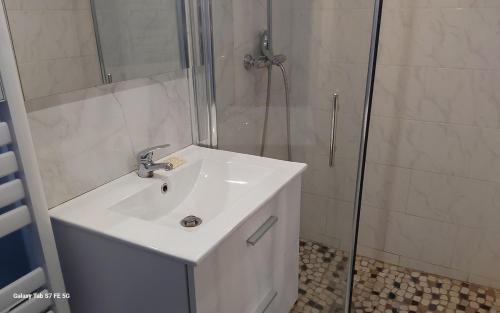 Bathroom, Maison atypique near L'Escale Gourmande