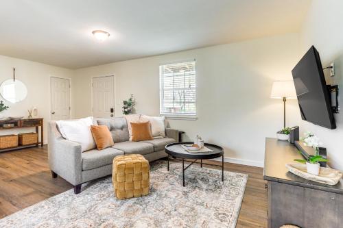 4 Mi to Dtwn Dog-Friendly Fayetteville Home 4 Mi to Dtwn Dog-Friendly Fayetteville Home