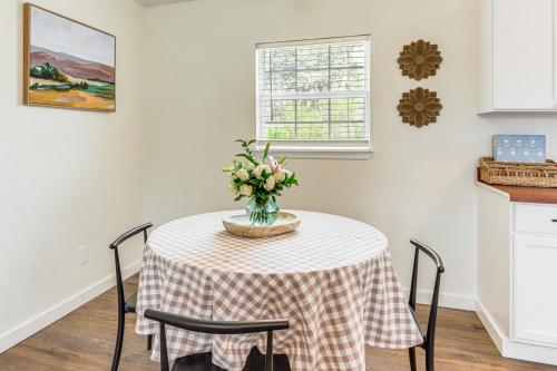 4 Mi to Dtwn Dog-Friendly Fayetteville Home 4 Mi to Dtwn Dog-Friendly Fayetteville Home