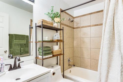 4 Mi to Dtwn Dog-Friendly Fayetteville Home 4 Mi to Dtwn Dog-Friendly Fayetteville Home