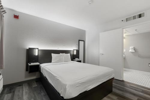 Motel 6 Oceanside, CA Room Type - Queen Room - Disability Access - Roll in Shower