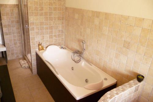 Hot tub, B&B Colle di Terria Country House in Contigliano