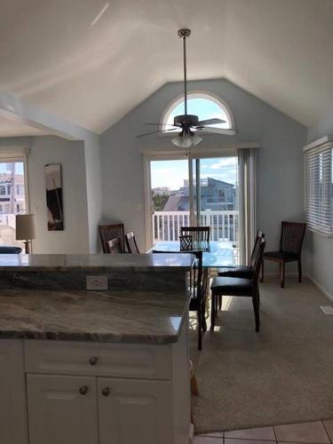 Viesnīcas āriene, Oceanside Beach Badges Wifi Ocean Views From The Decks! 5Th From The Beach Surf City 14016 in Ship Bottom (NJ)