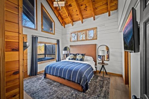 Romantic luxury cabin with hot tub and fireplaces, Sevierville