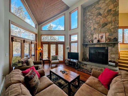 CR6 C6 Renovated Townhome a short walk from the slopes Pool gym passes - image 10