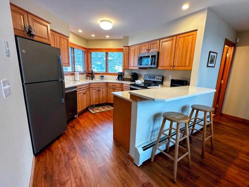 CR6 C6 Renovated Townhome a short walk from the slopes Pool gym passes - main image