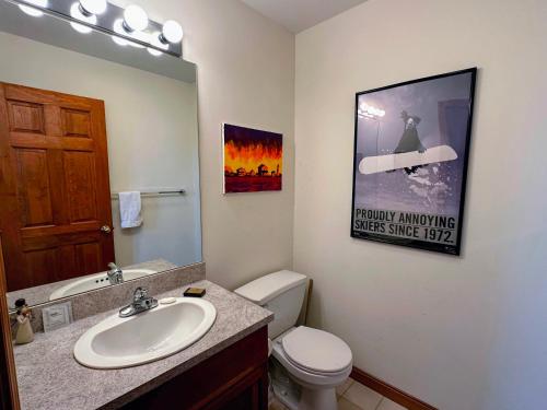 CR6 C6 Renovated Townhome a short walk from the slopes Pool gym passes - image 8