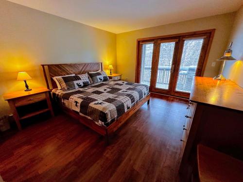 CR6 C6 Renovated Townhome a short walk from the slopes Pool gym passes - image 4