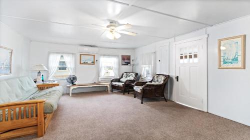 Bay Front 2Nd Floor Duplex Boasts Amazing Bay Views From Both Porch And Deck Located In Ship Bottom 14016 - image 4