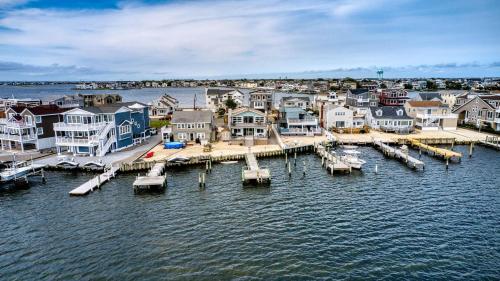 Bay Front 2Nd Floor Duplex Boasts Amazing Bay Views From Both Porch And Deck Located In Ship Bottom 14016 - image 9