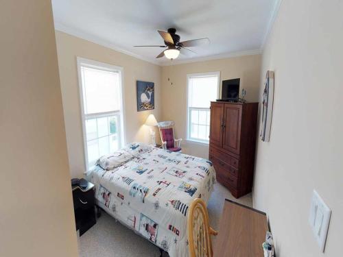 Spacious, Light And Bright Ship Bottom Ocean Block Home Only 7 Houses From The Beach With Outdoor Entertaining Area 14018, Ship Bottom (Foto 4)