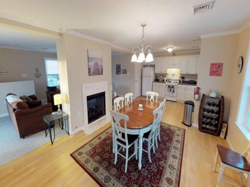 Spacious, Light And Bright Ship Bottom Ocean Block Home Only 7 Houses From The Beach With Outdoor Entertaining Area 14018, Ship Bottom (Foto 6)