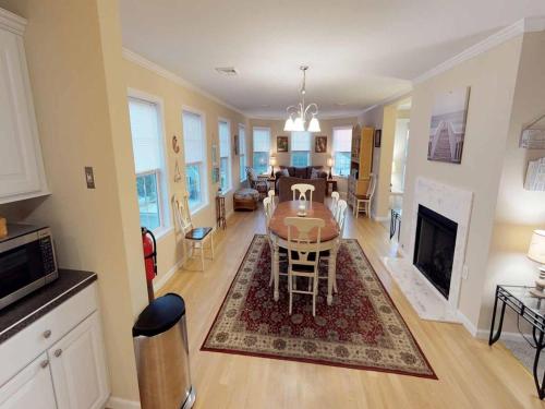 Spacious, Light And Bright Ship Bottom Ocean Block Home Only 7 Houses From The Beach With Outdoor Entertaining Area 14018, Ship Bottom (Foto 7)