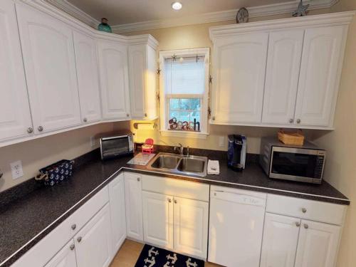 Spacious, Light And Bright Ship Bottom Ocean Block Home Only 7 Houses From The Beach With Outdoor Entertaining Area 14018, Ship Bottom (Foto 10)