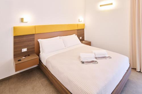 Deluxe Double Room with Balcony image 9