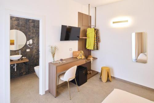 Deluxe Double Room with Balcony image 10