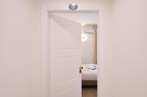 Deluxe Double Room with Balcony image 8