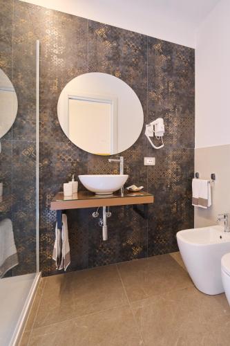 Deluxe Double Room with Balcony image 7