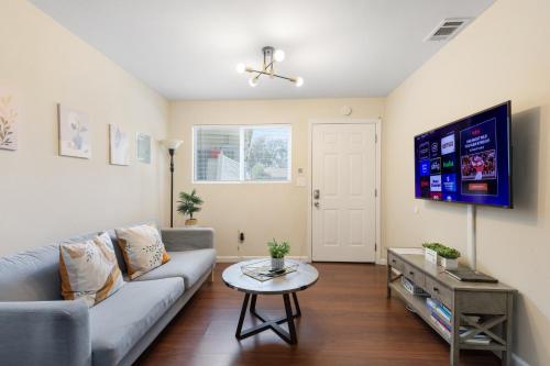 Calligraphy home with Private Deck near SDSU in Allied Gardens