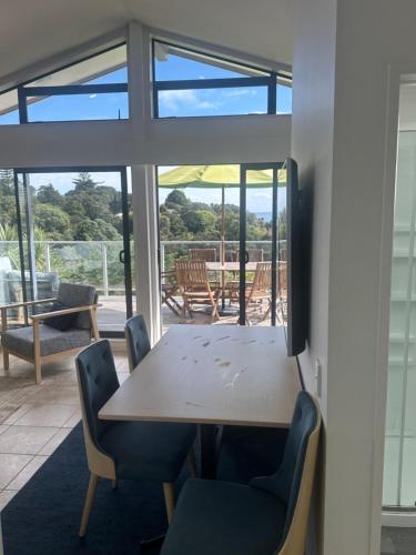 Surrounding environment, Palm Breeze Seaview 95m Apartment -privately owned & managed- Waiheke Island Resort in Waiheke Island